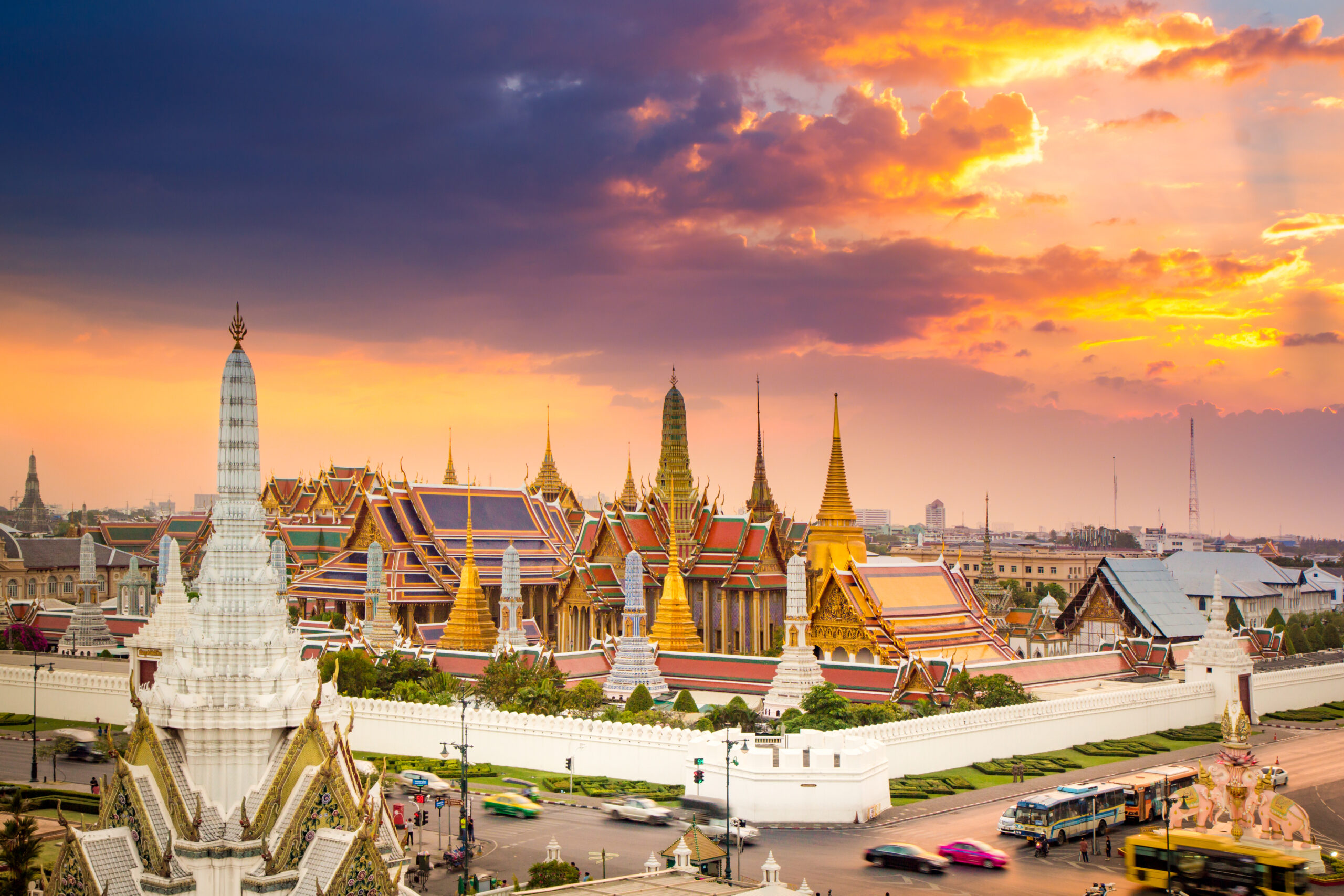 The,Beauty,Of,The,Emerald,Buddha,Temple,And,The,Grand Bangkok skyline